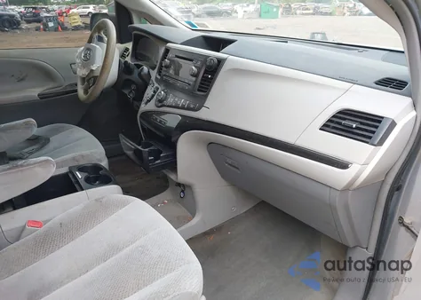 2013 Toyota Sienna Le V6 8 Passenger z USA, uszkodzony, nr VIN 5TDKK3DC7DS390090